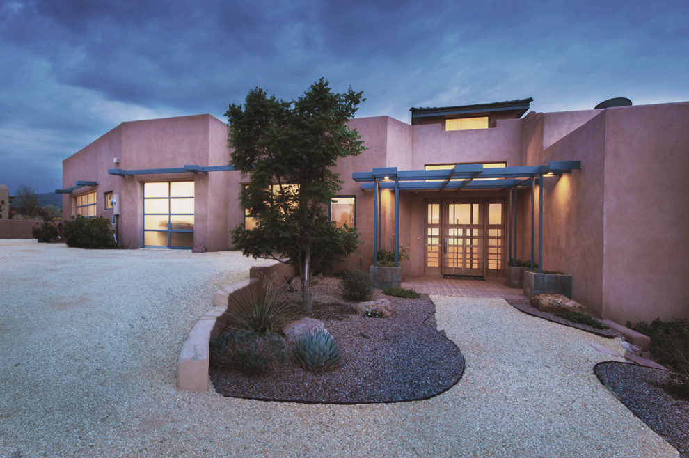 Einstöckiges Mediterranes Einfamilienhaus mit Putzfassade, beiger Fassadenfarbe und Flachdach in Albuquerque