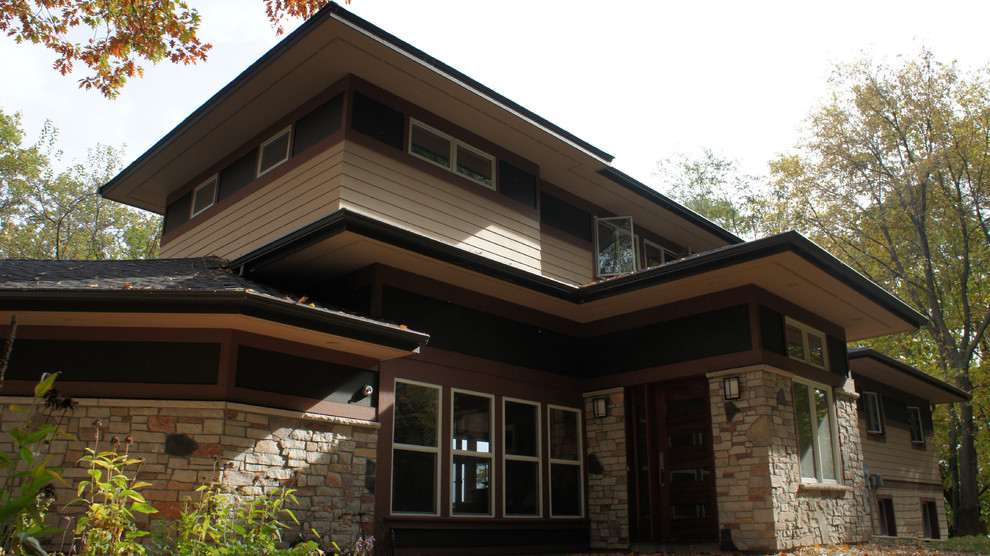 Idéer för mellanstora funkis flerfärgade hus i flera nivåer, med fiberplattor i betong och valmat tak