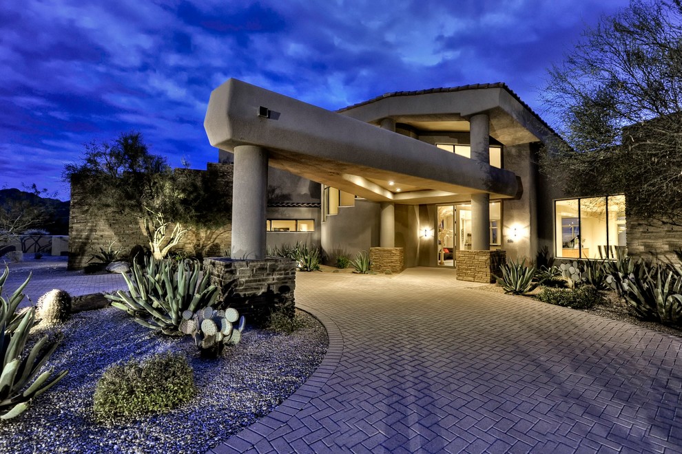 Geräumiges, Einstöckiges Modernes Haus mit Mix-Fassade, beiger Fassadenfarbe und Satteldach in Phoenix