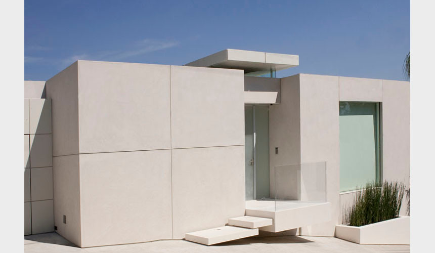 Großes, Dreistöckiges Modernes Einfamilienhaus mit Putzfassade, weißer Fassadenfarbe und Flachdach in Los Angeles