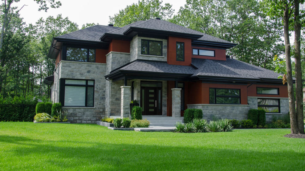 Zweistöckiges Modernes Einfamilienhaus mit Mix-Fassade, roter Fassadenfarbe, Satteldach und Schindeldach in Sonstige