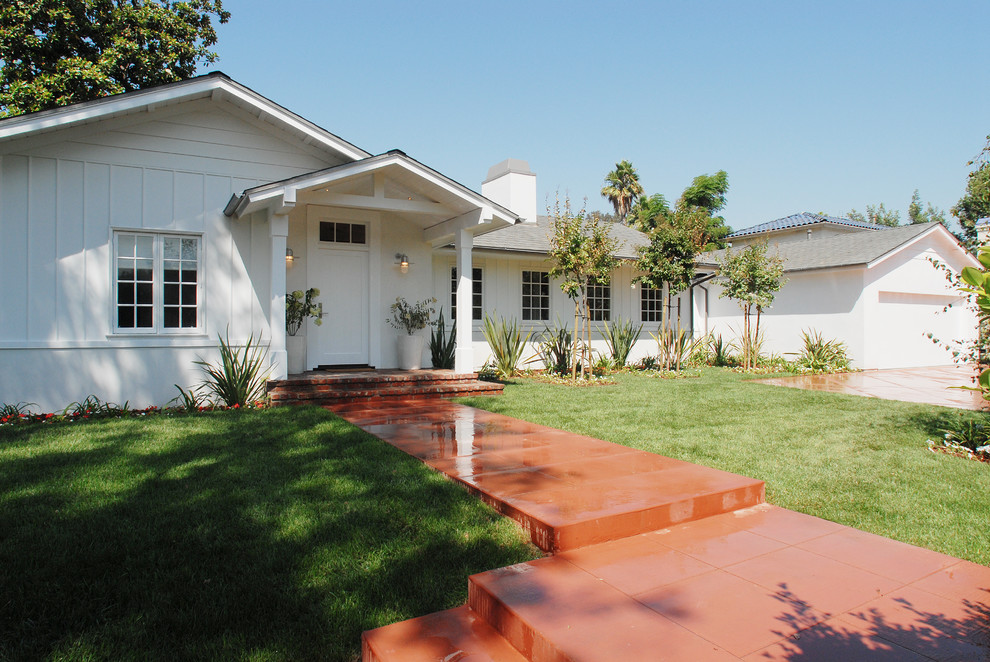 Großes, Einstöckiges Landhaus Einfamilienhaus mit Mix-Fassade, weißer Fassadenfarbe, Walmdach und Schindeldach in Los Angeles