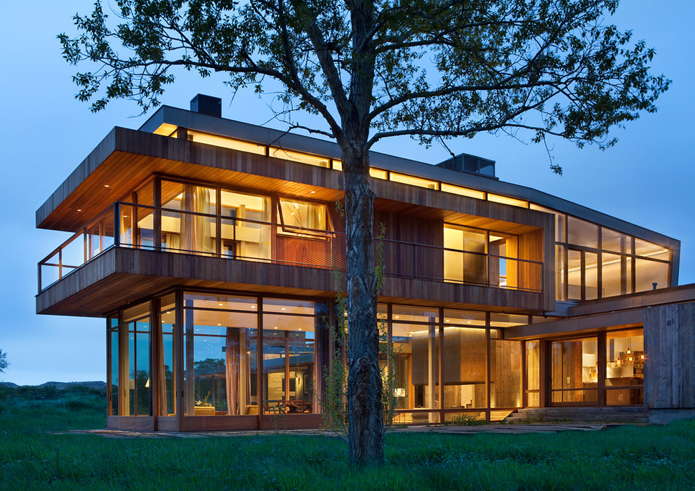 Exemple d'une façade de maison tendance en bois.