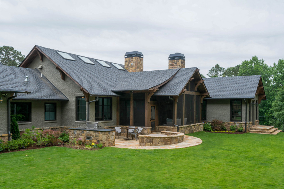 Aménagement d'une façade de maison grise classique en brique de plain-pied avec un toit à deux pans et un toit en shingle.