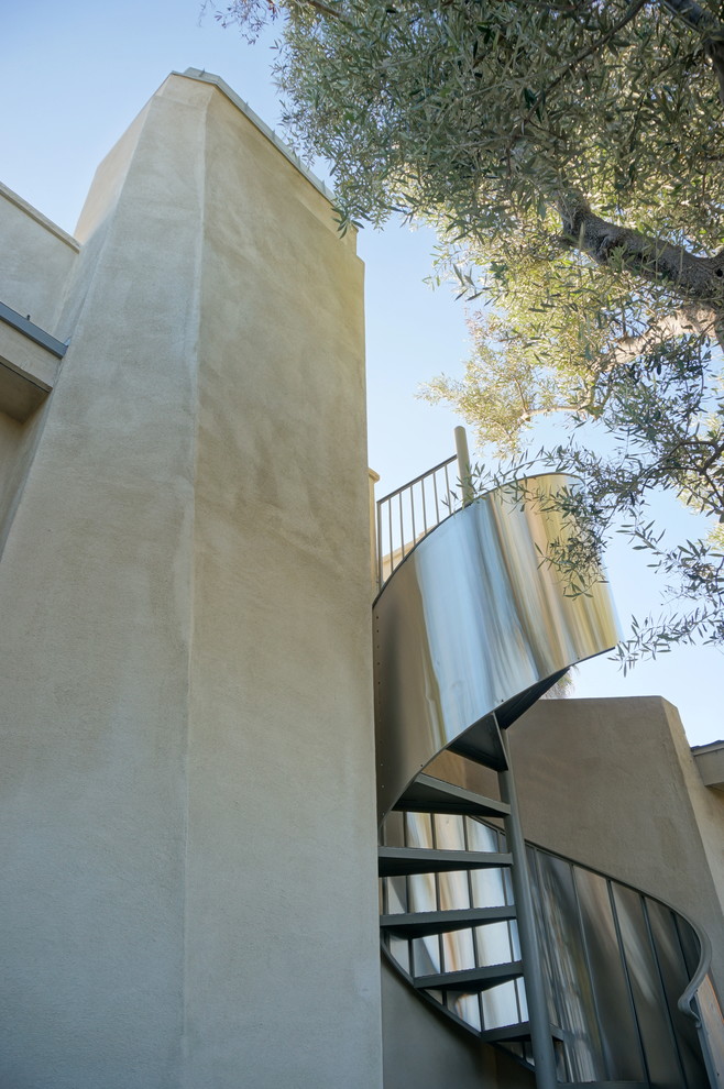 Großes, Zweistöckiges Modernes Haus mit Putzfassade, beiger Fassadenfarbe und Flachdach in San Diego