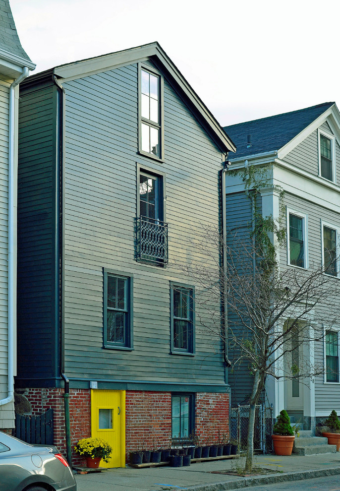 ボストンにあるコンテンポラリースタイルのおしゃれな家の外観 (ビニールサイディング、緑の外壁) の写真
