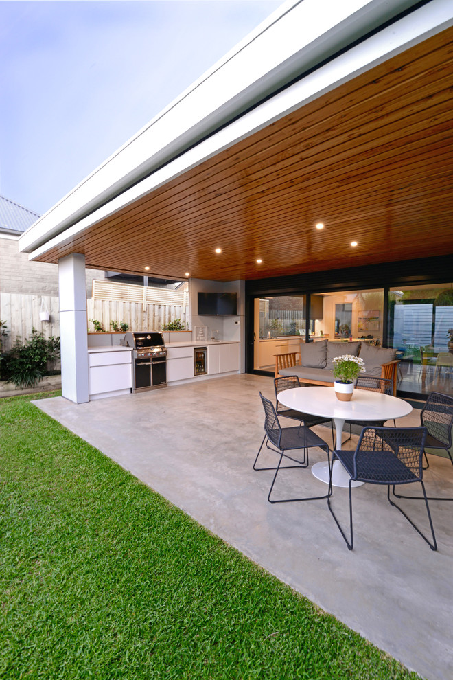 Großes, Einstöckiges Modernes Einfamilienhaus mit Faserzement-Fassade, grauer Fassadenfarbe, Walmdach und Blechdach in Geelong