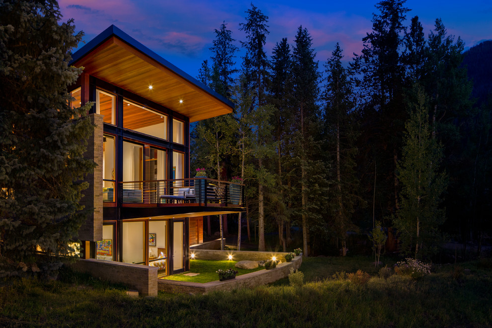 Стильный дизайн: большой, двухэтажный, деревянный, коричневый дом в современном стиле с плоской крышей - последний тренд