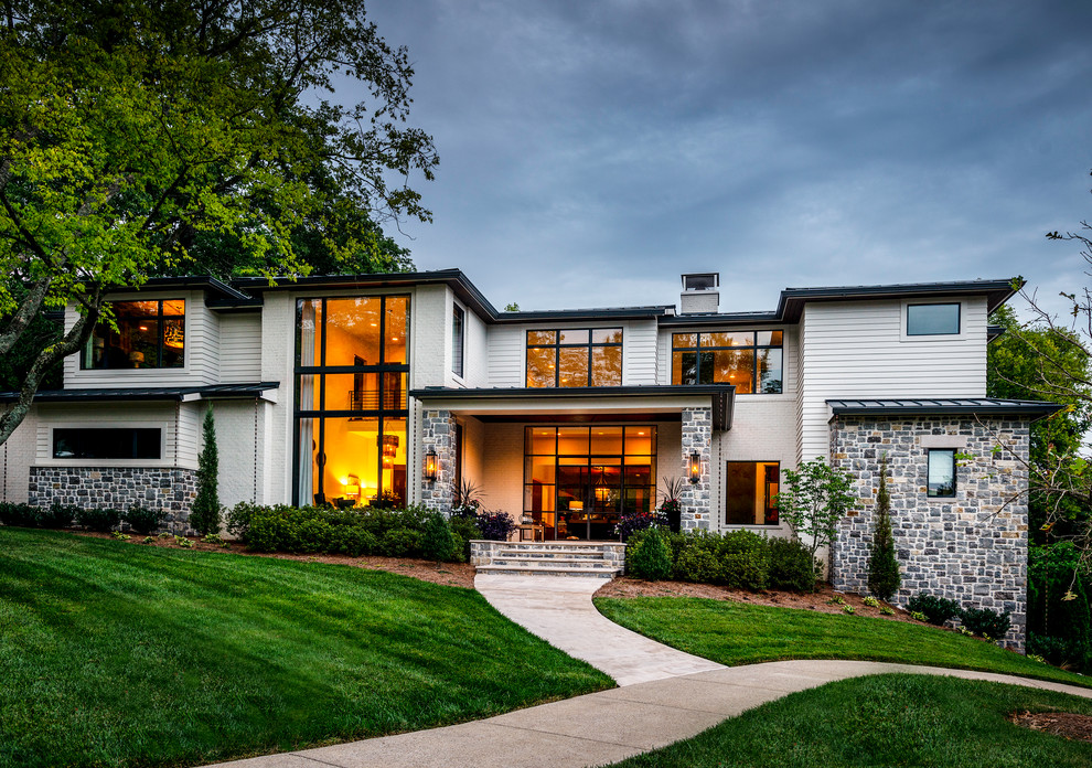 Zweistöckiges Modernes Einfamilienhaus mit Mix-Fassade, weißer Fassadenfarbe und Blechdach in Nashville