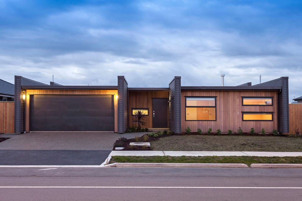 Einstöckiges, Mittelgroßes Modernes Haus mit brauner Fassadenfarbe, Flachdach und Blechdach in Christchurch