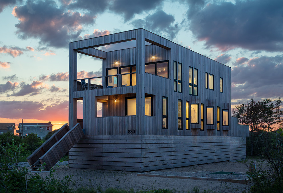Стильный дизайн: двухэтажный, деревянный, серый частный загородный дом среднего размера в современном стиле с плоской крышей - последний тренд