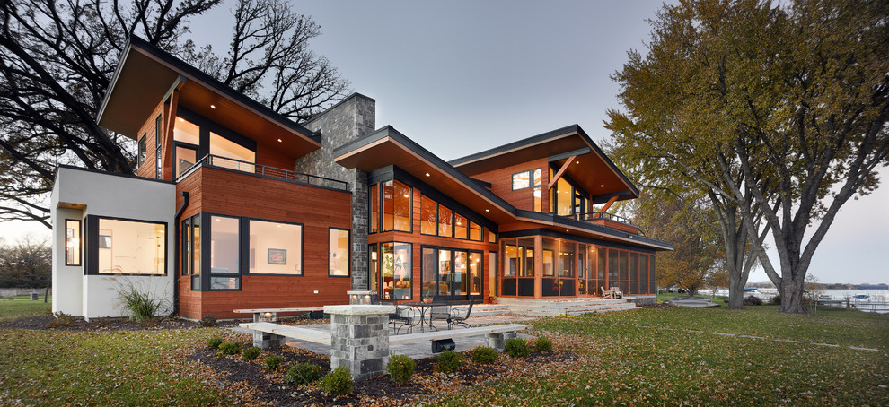 Пример оригинального дизайна: большой, двухэтажный, деревянный, коричневый частный загородный дом в современном стиле с плоской крышей