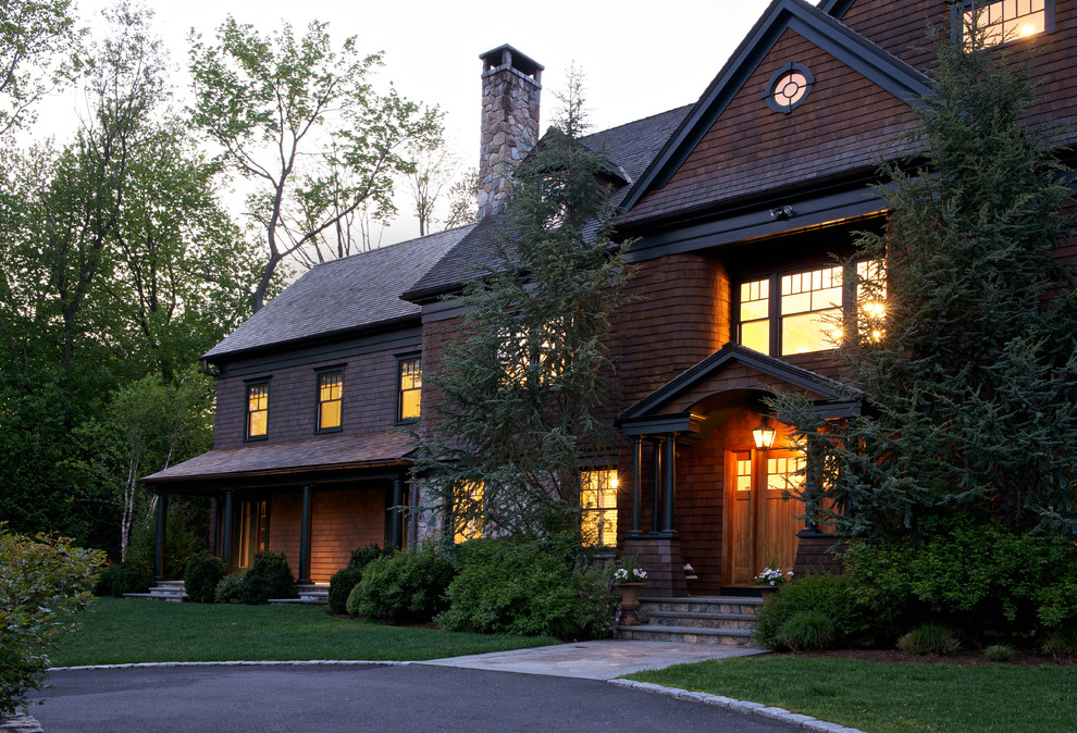 Стильный дизайн: трехэтажный, деревянный, коричневый дом в классическом стиле - последний тренд