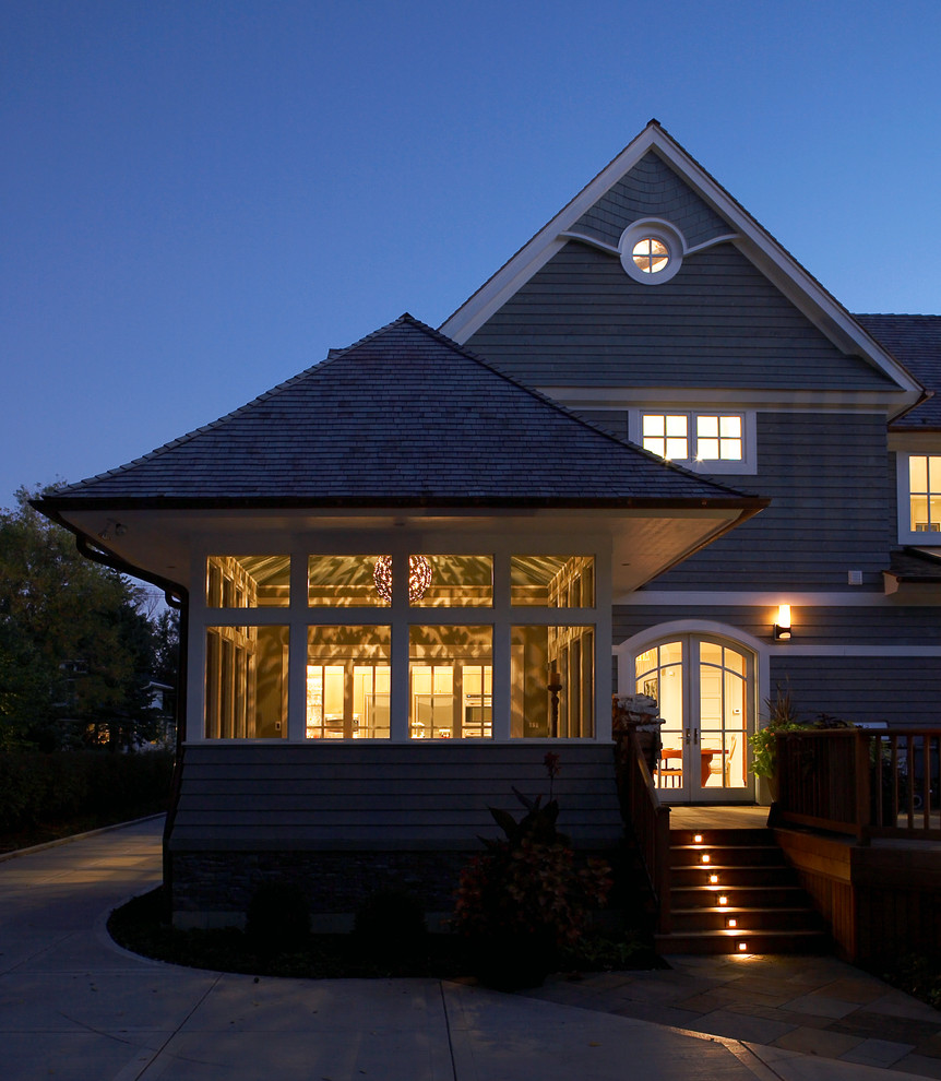 Идея дизайна: деревянный, серый, большой, трехэтажный дом в современном стиле с вальмовой крышей