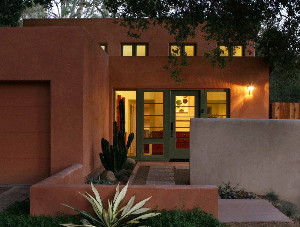Zweistöckiges Mediterranes Haus mit Lehmfassade und brauner Fassadenfarbe in Los Angeles