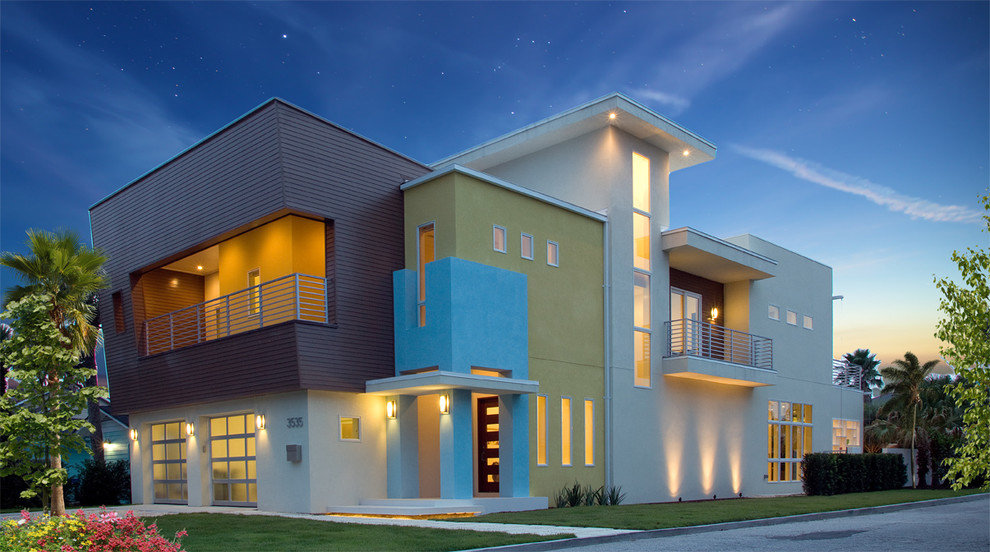 Идея дизайна: двухэтажный, коричневый дом среднего размера в современном стиле с комбинированной облицовкой и плоской крышей