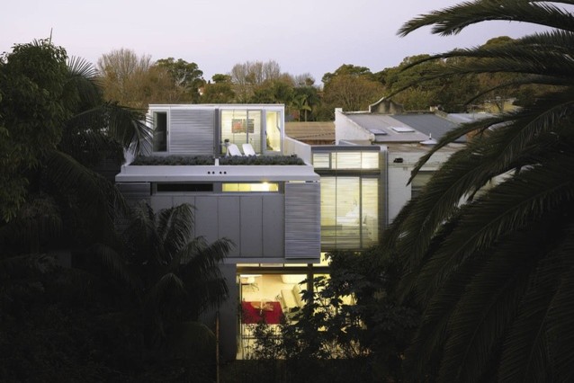 Immagine della facciata di una casa contemporanea a tre piani