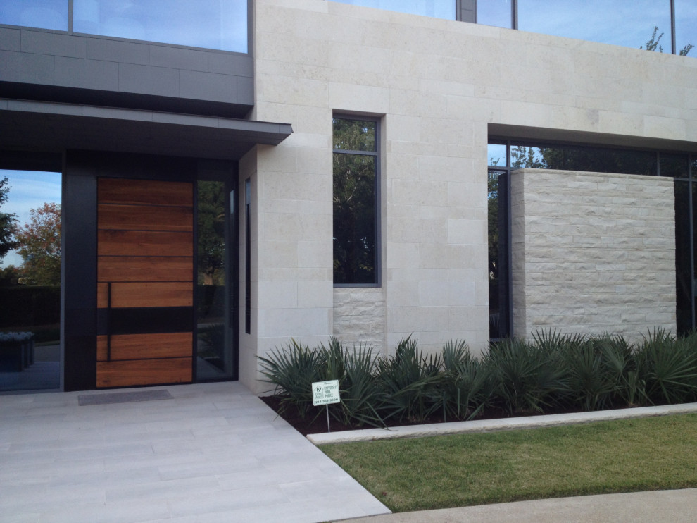 Imagen de fachada de casa beige contemporánea con revestimiento de piedra