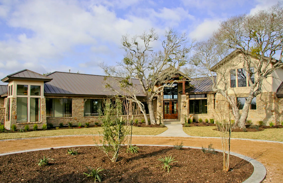 Großes, Zweistöckiges Modernes Haus mit Steinfassade und brauner Fassadenfarbe in Austin