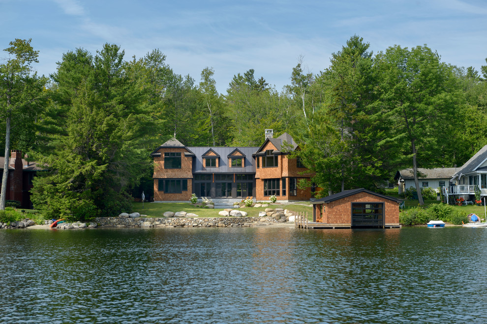 Diseño de fachada de casa marrón contemporánea grande de dos plantas con revestimiento de madera, tejado a dos aguas y tejado de metal