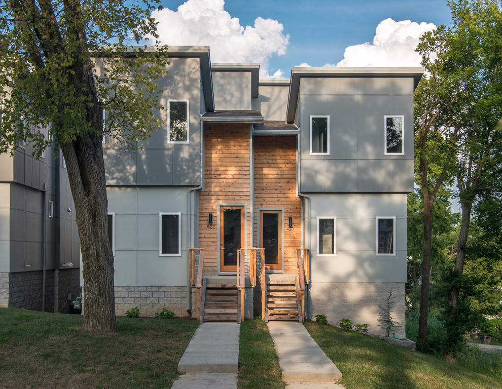Ispirazione per la facciata di una casa grigia contemporanea a due piani con rivestimento con lastre in cemento e copertura a scandole