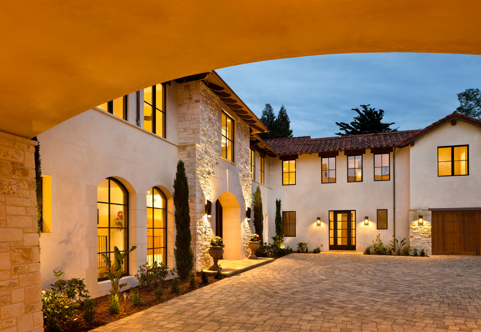 Inspiration pour une très grande façade de maison beige méditerranéenne à un étage avec un toit plat.