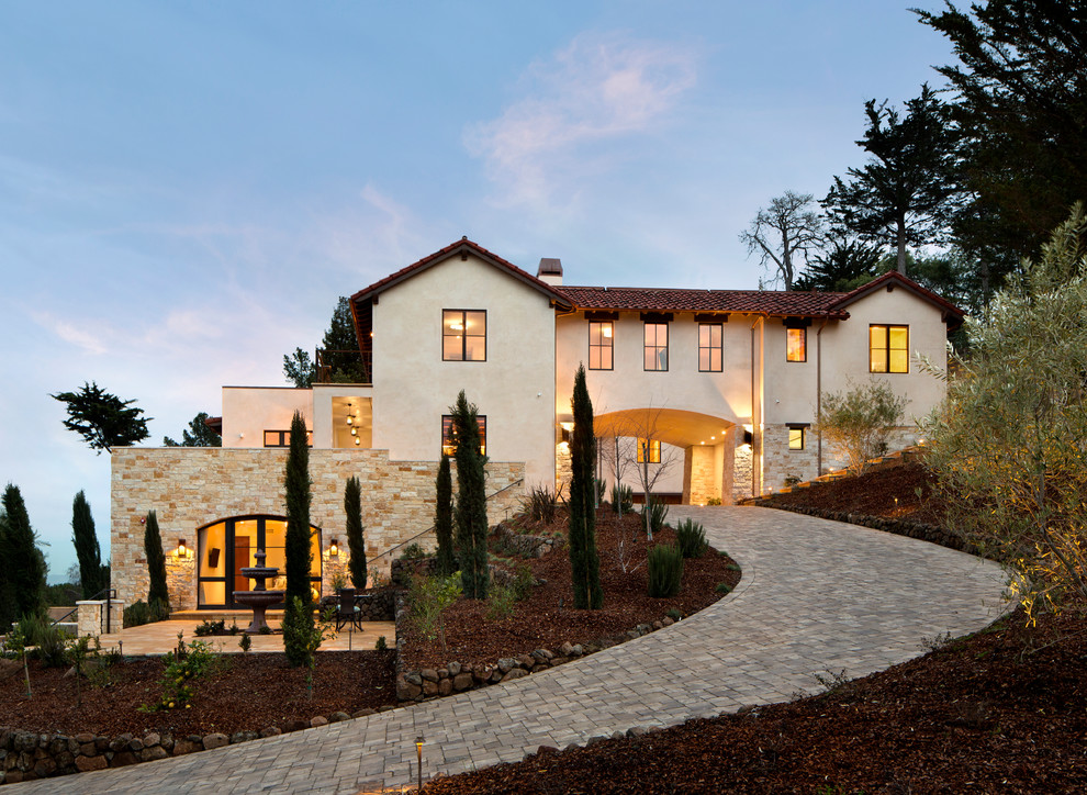Geräumiges, Zweistöckiges Mediterranes Einfamilienhaus mit beiger Fassadenfarbe, Flachdach, Putzfassade und Ziegeldach in San Francisco