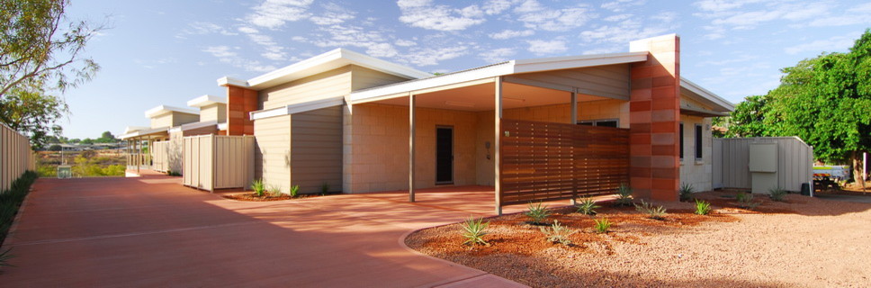 Bild på ett mellanstort funkis flerfärgat betonghus, med två våningar och platt tak