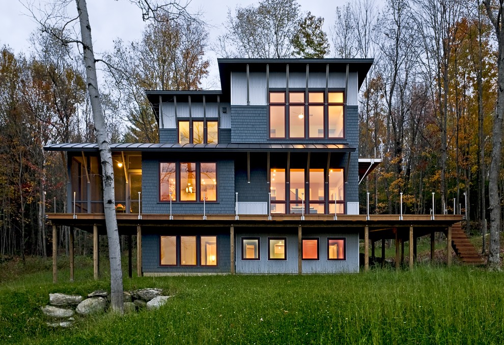 Immagine della facciata di una casa contemporanea con rivestimento in metallo