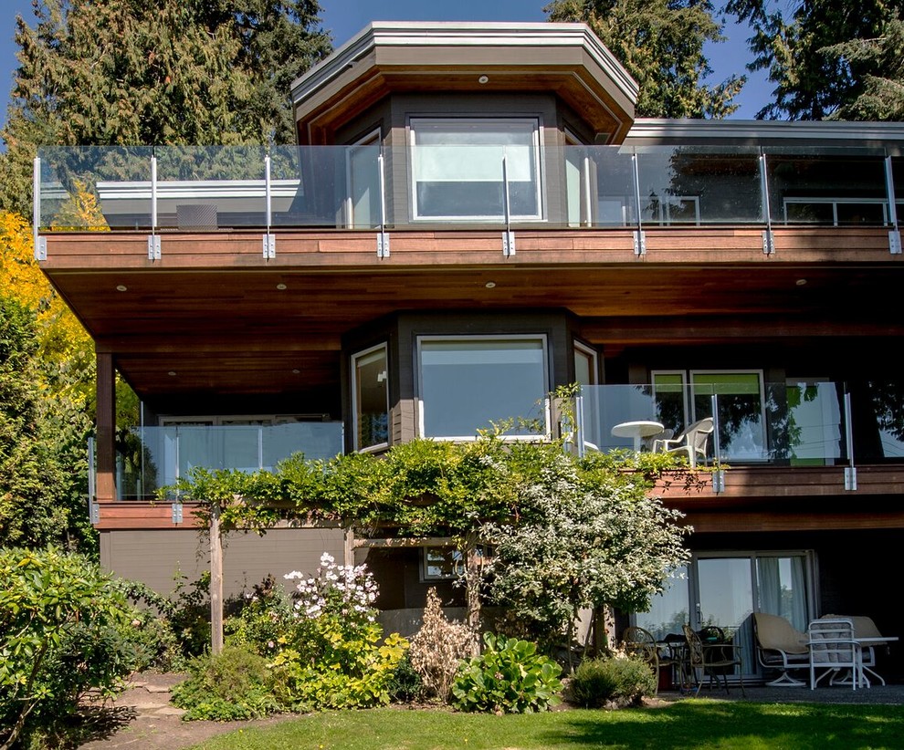 Mittelgroßes, Zweistöckiges Modernes Haus mit Mix-Fassade, grauer Fassadenfarbe und Flachdach in Vancouver