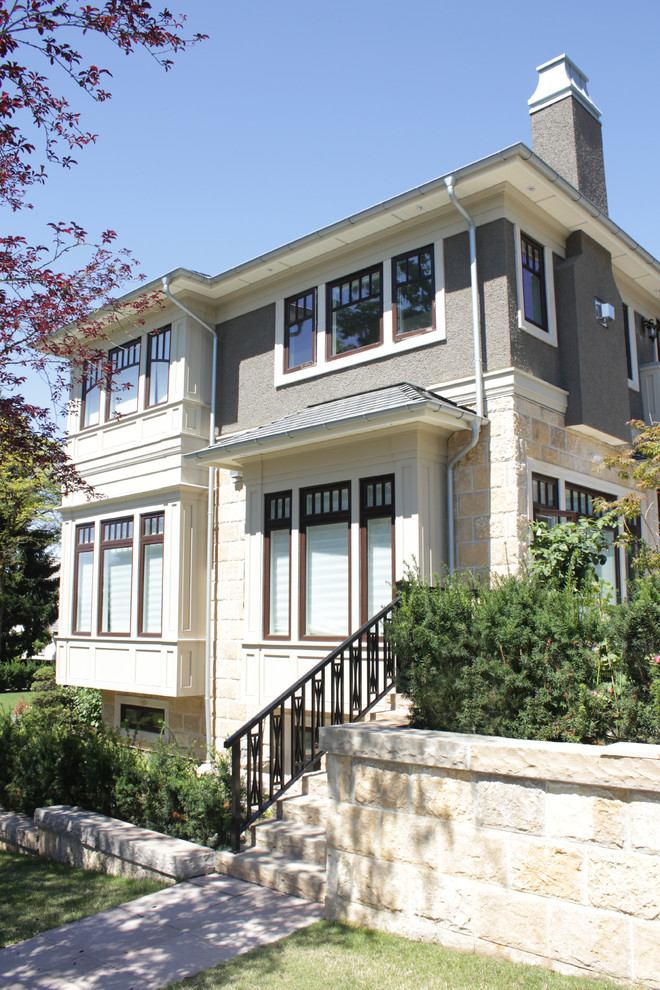 Inspiration pour une façade de maison beige traditionnelle en pierre à deux étages et plus.