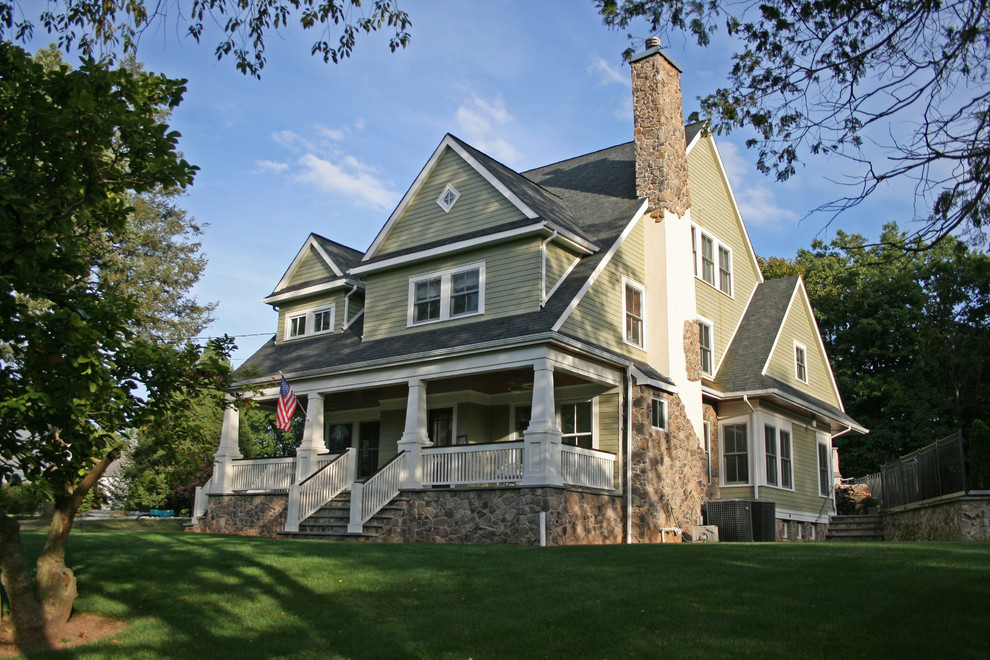 Exempel på ett stort amerikanskt grönt hus, med tre eller fler plan, fiberplattor i betong och sadeltak