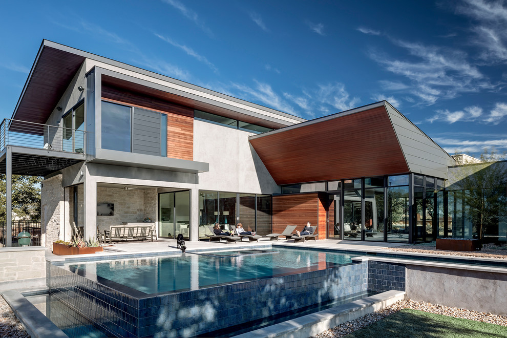 Zweistöckiges Modernes Einfamilienhaus mit Mix-Fassade und Flachdach in Austin