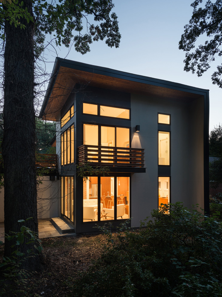 Exemple d'une façade de maison multicolore tendance de taille moyenne et à un étage avec un revêtement mixte et un toit plat.