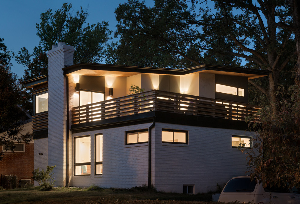 Diseño de fachada de casa multicolor contemporánea de tamaño medio de dos plantas con revestimientos combinados y tejado plano
