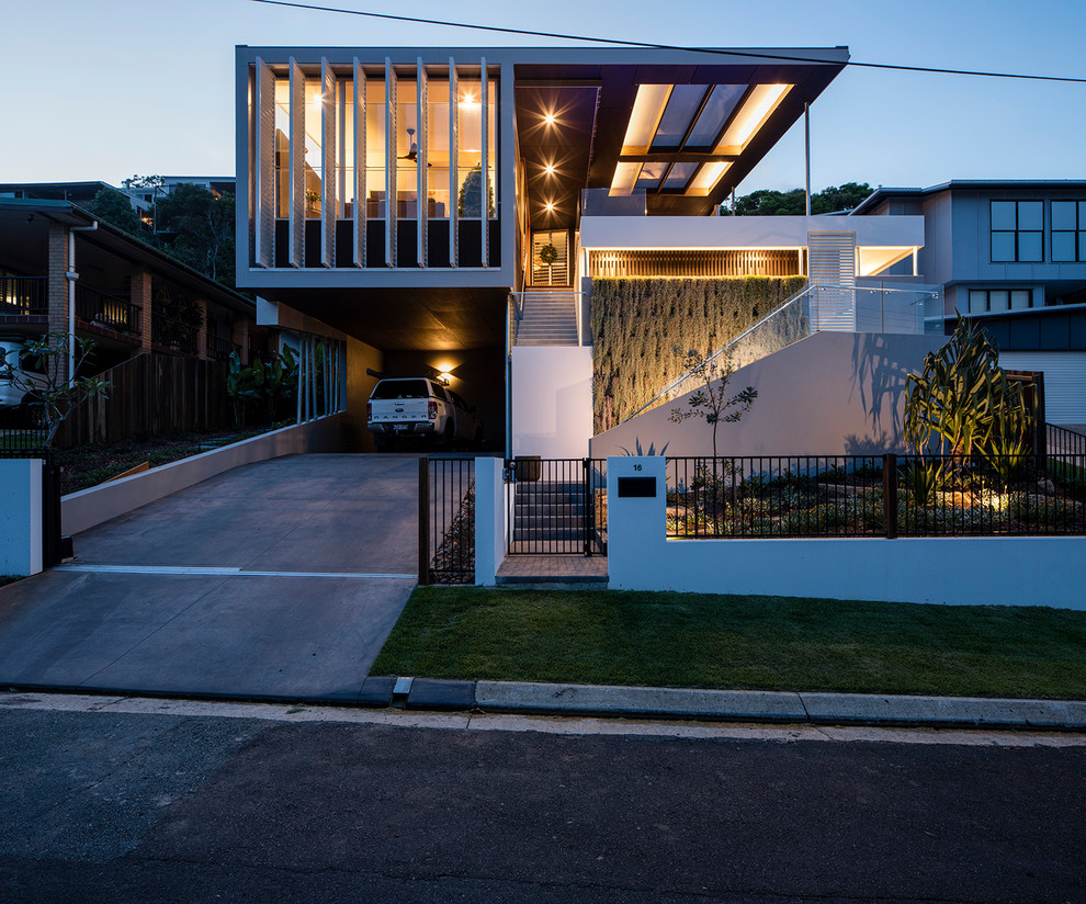 Mittelgroßes, Zweistöckiges Modernes Haus mit brauner Fassadenfarbe, Flachdach und Blechdach in Sunshine Coast