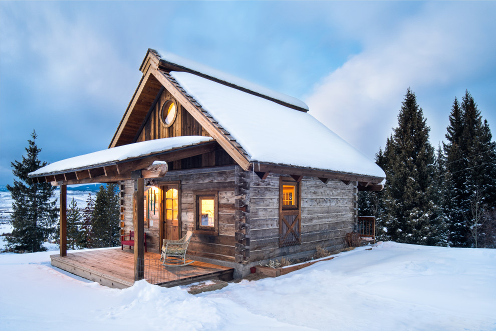 Einstöckige Urige Holzfassade Haus mit brauner Fassadenfarbe, Satteldach und Schindeldach in Sonstige