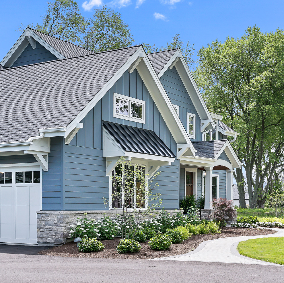 Diseño de fachada de casa azul de estilo americano grande de dos plantas con tejado a dos aguas, tejado de teja de madera y revestimiento de madera