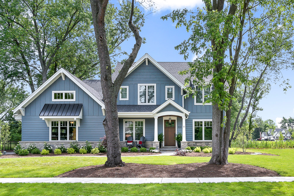 Cette photo montre une grande façade de maison bleue craftsman en bois à un étage avec un toit à deux pans et un toit en shingle.