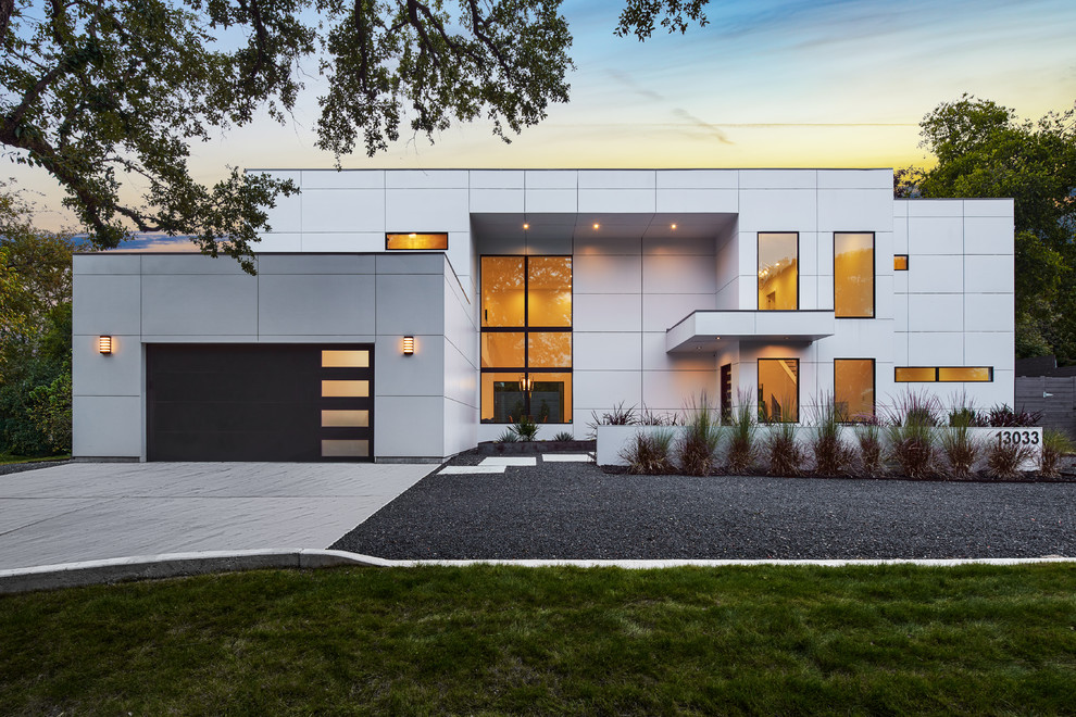 Mittelgroßes, Zweistöckiges Modernes Einfamilienhaus mit Faserzement-Fassade, weißer Fassadenfarbe und Flachdach in Dallas