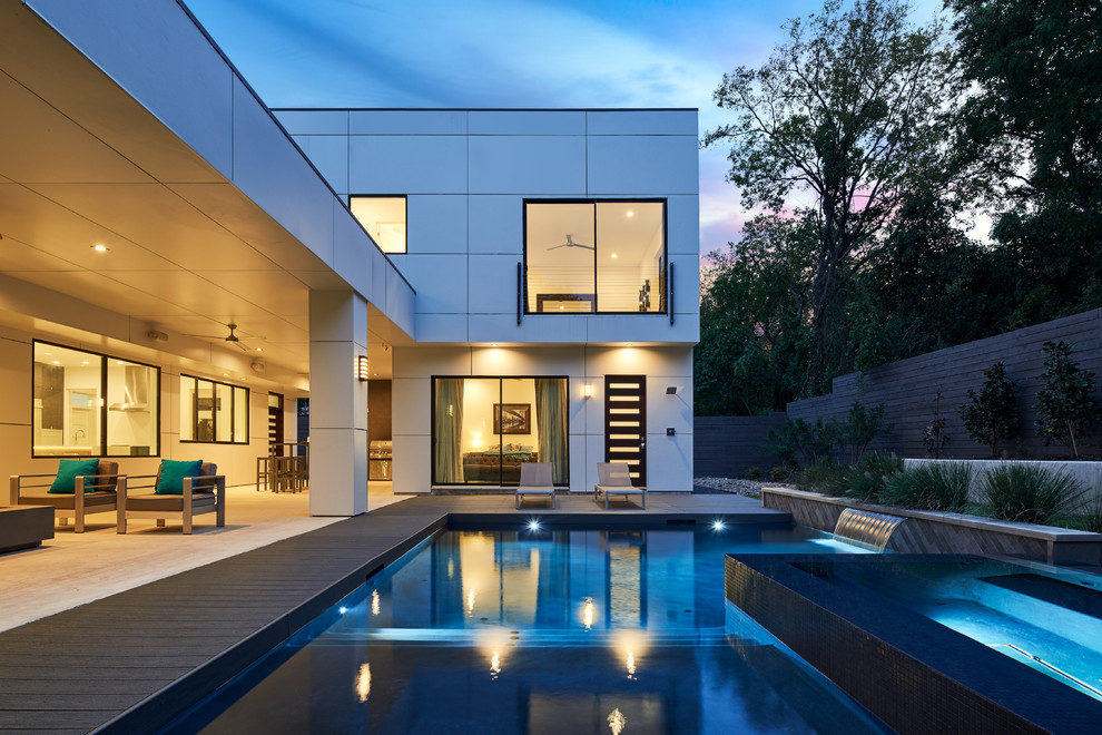 Inspiration pour une façade de maison blanche minimaliste en panneau de béton fibré de taille moyenne et à un étage avec un toit plat et un toit en métal.