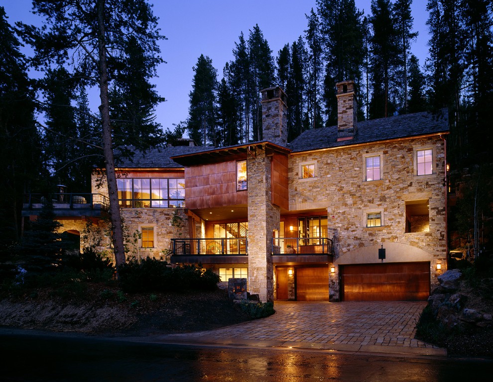 Idee per la facciata di una casa contemporanea con rivestimento in pietra