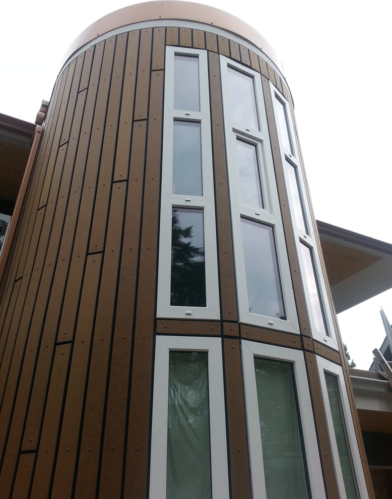 Réalisation d'une façade de maison marron minimaliste de taille moyenne et à deux étages et plus avec un toit plat.