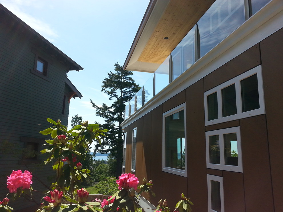 Идея дизайна: трехэтажный, коричневый дом среднего размера в стиле модернизм с плоской крышей
