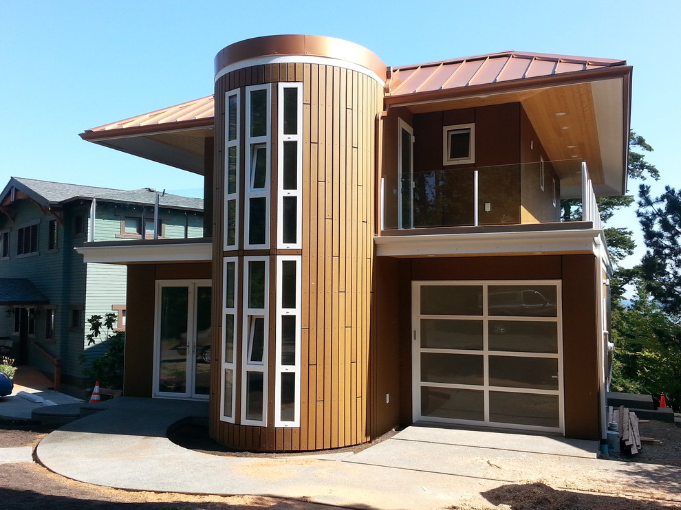 Foto de fachada marrón moderna de tamaño medio de tres plantas con tejado plano