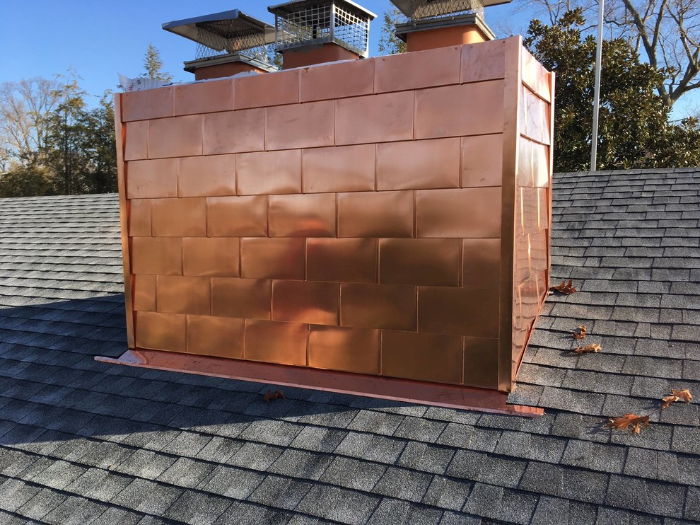 Modelo de fachada de casa beige moderna de tamaño medio de dos plantas con tejado a dos aguas, tejado de teja de madera y revestimiento de metal