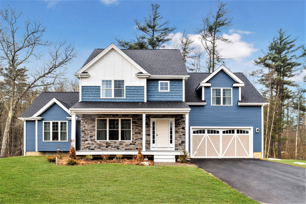 Mittelgroßes, Zweistöckiges Klassisches Einfamilienhaus mit Mix-Fassade, blauer Fassadenfarbe, Satteldach und Schindeldach in Providence