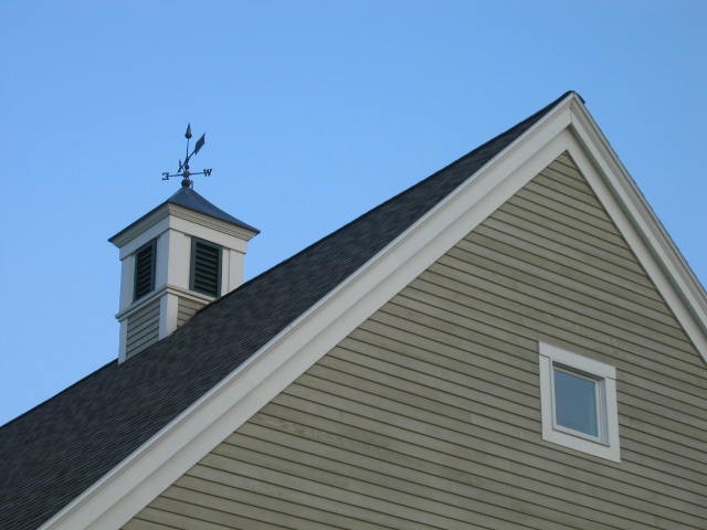 Пример оригинального дизайна: большой, двухэтажный, деревянный, серый частный загородный дом в классическом стиле с полувальмовой крышей и крышей из гибкой черепицы