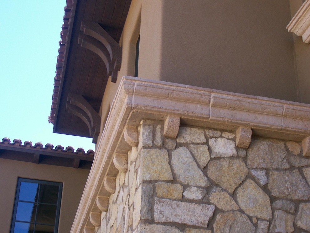 Réalisation d'une façade de maison beige méditerranéenne en stuc à deux étages et plus.