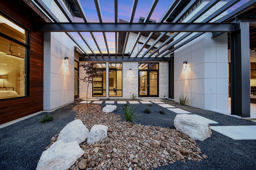 Geräumiges, Einstöckiges Modernes Haus mit weißer Fassadenfarbe, Satteldach und Blechdach in Austin